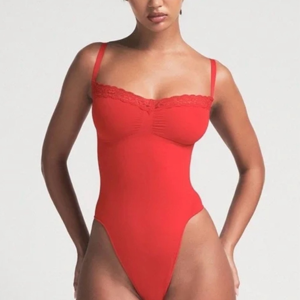 SKIMS Seamless Sculpt Lace Thong Bodysuit | Cayenne  | XS | NWOT